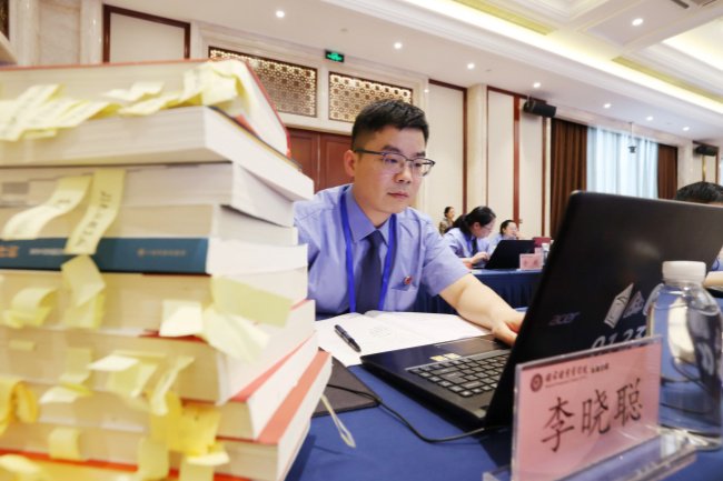 每位参赛选手桌上都有厚厚的一摞参考资料。